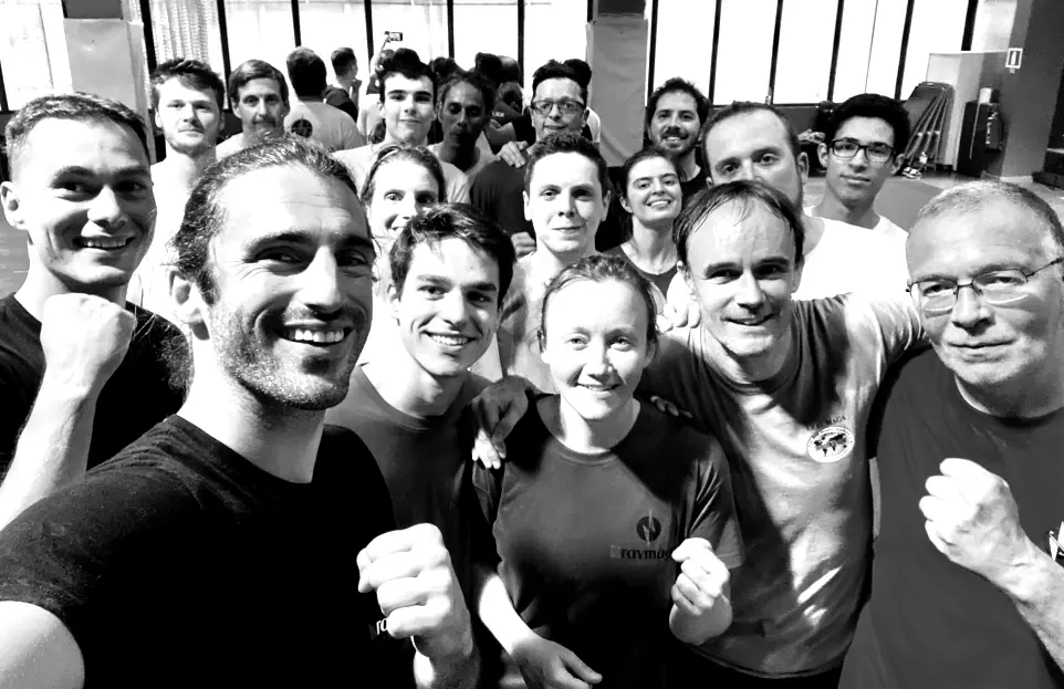 Photo de groupe du club Krav Maga Experience