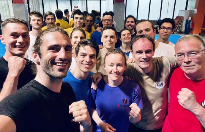 Participants lors d’un entraînement de self-défense KRAVMAGAXP